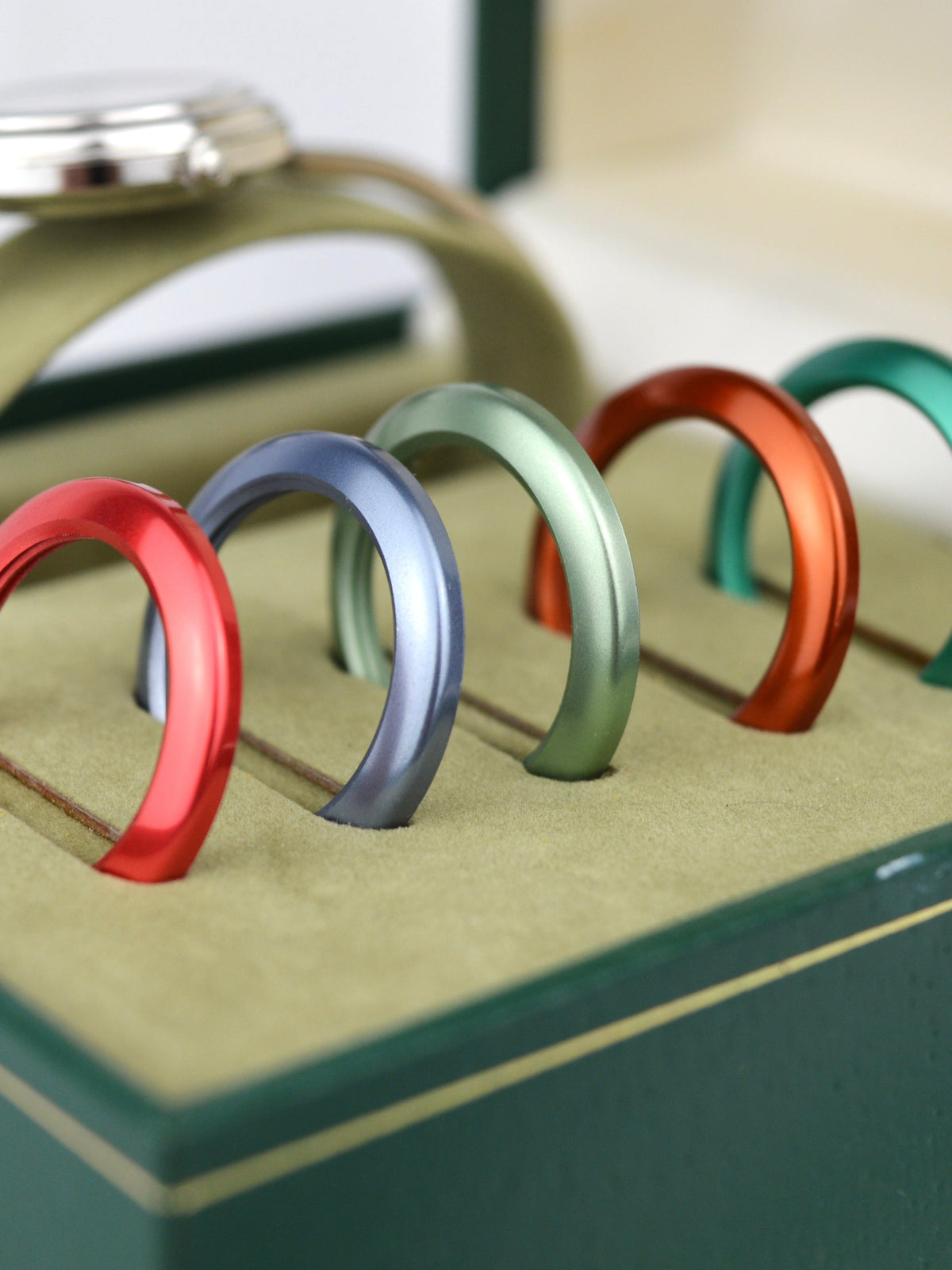 GUCCI INTERCHANGEABLE BEZEL WATCH SILVER