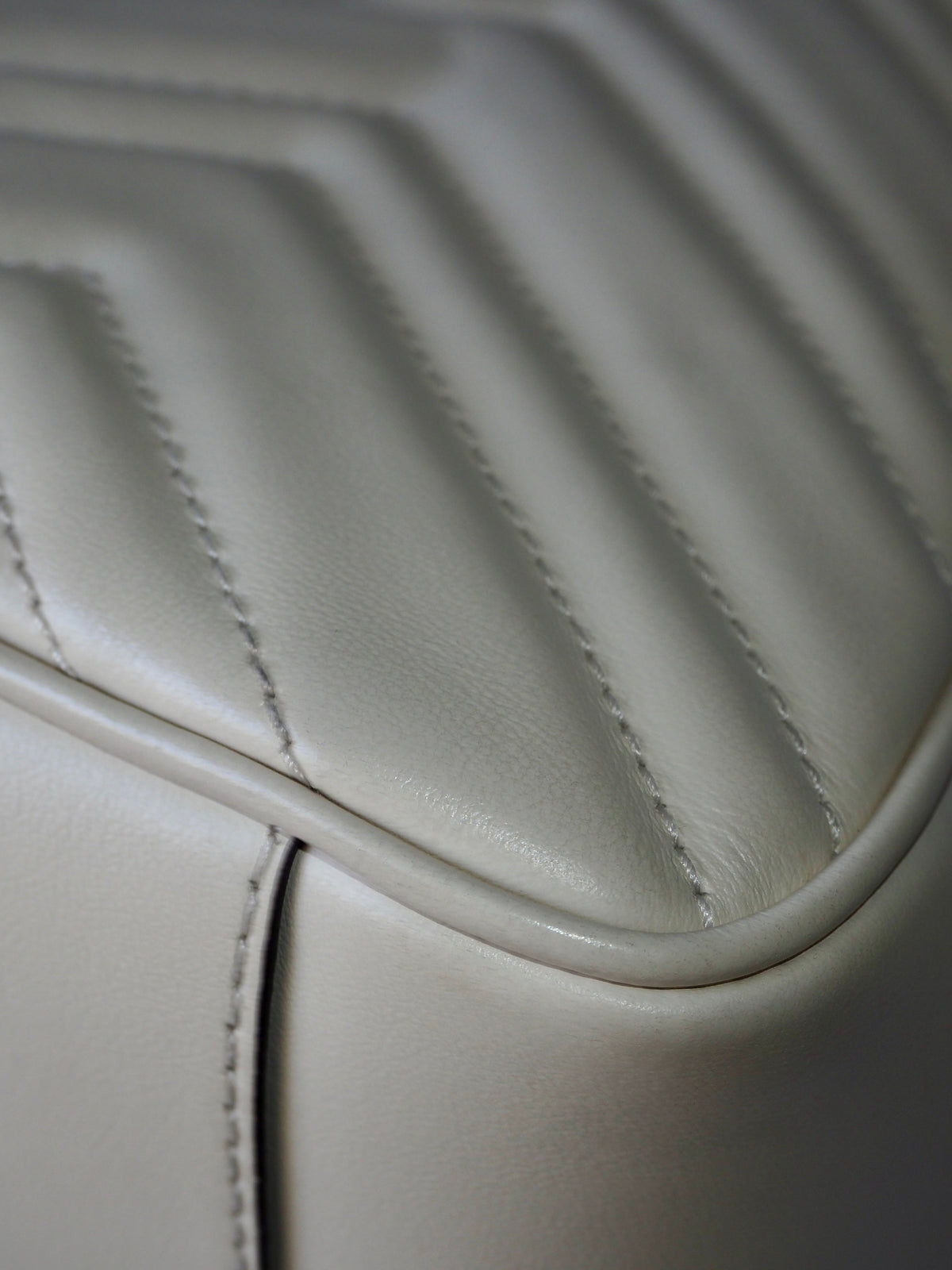 GUCCI GG MARMONT SMALL TOP HANDLE BAG WHITE