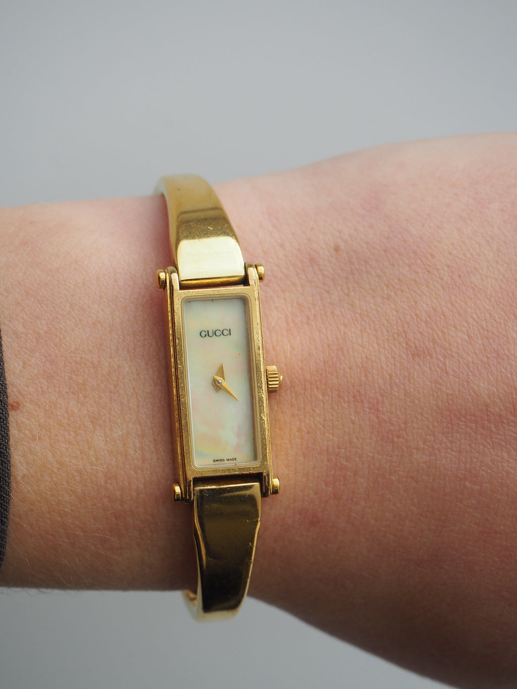 GUCCI 1500L MOTHER OF PEARL HORSEBIT WATCH GOLD