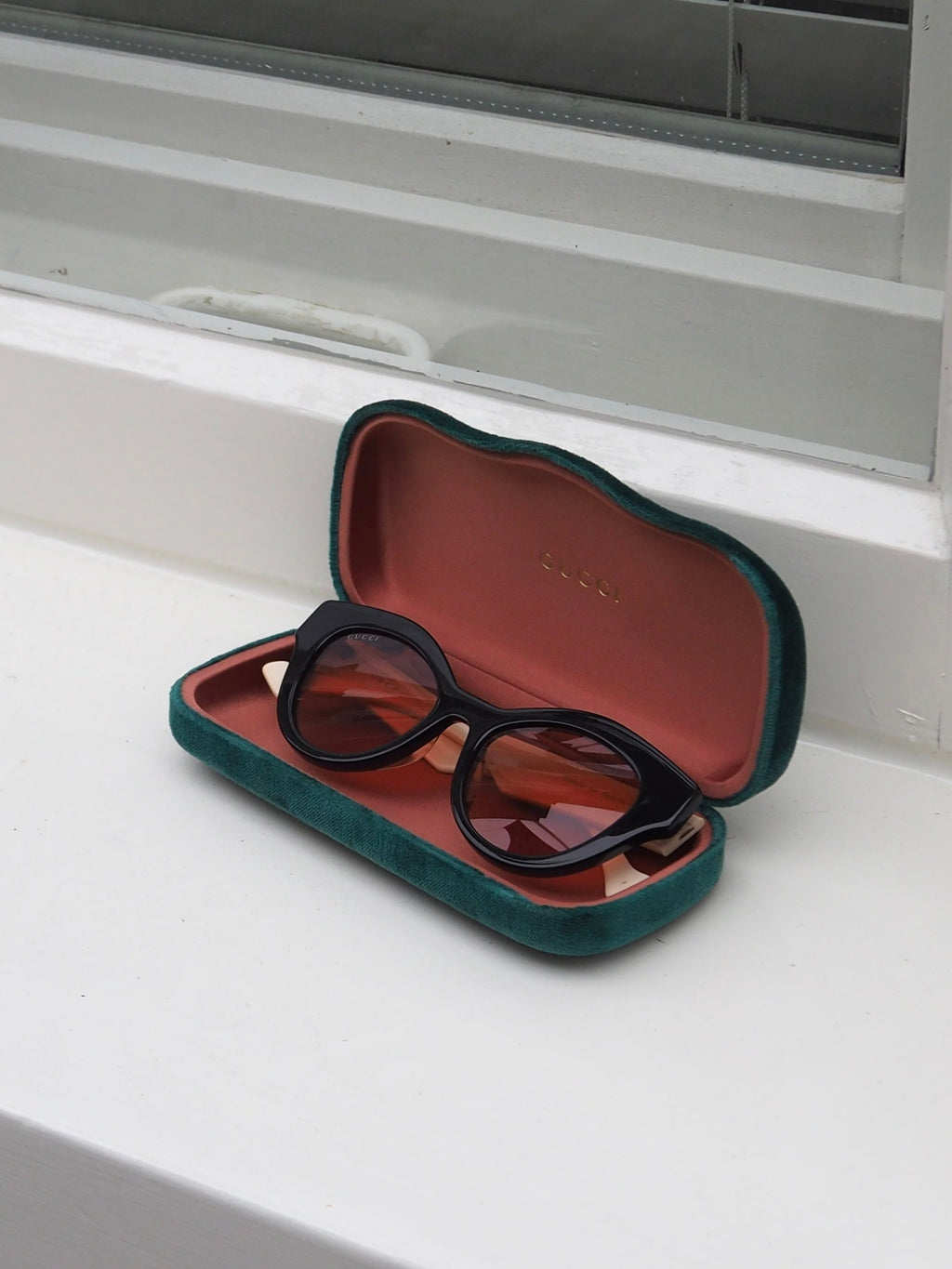 GUCCI GG0957S CAT EYE SUNGLASSES